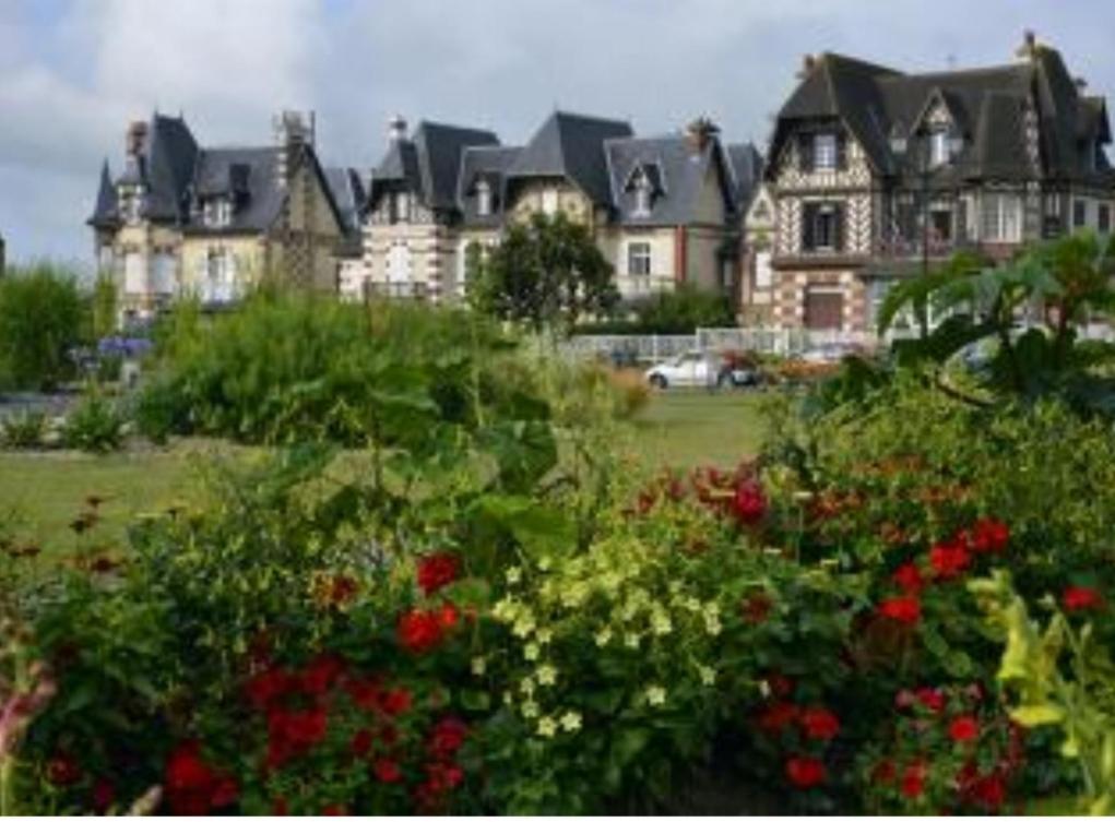 Cosy Appartement Dans Une Villa Avec Piscine, Proche Du Centre Et De La Mer Cabourg Kültér fotó