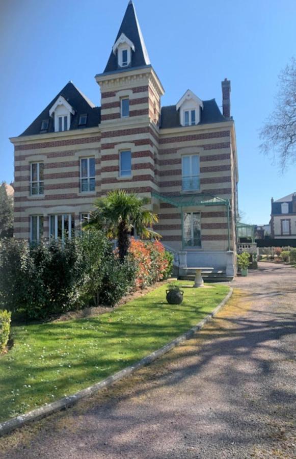 Cosy Appartement Dans Une Villa Avec Piscine, Proche Du Centre Et De La Mer Cabourg Kültér fotó